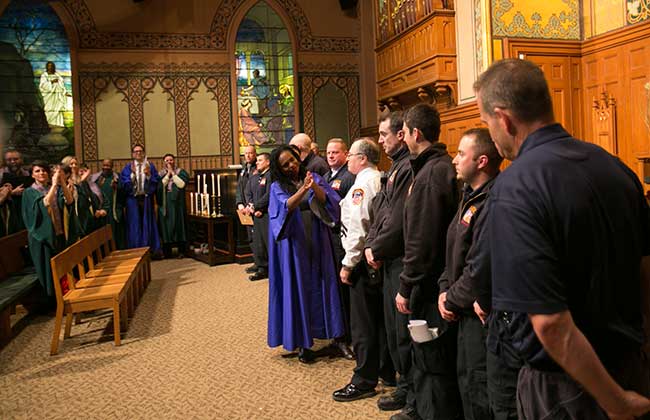 La iglesia ofrece sanación tras la tragedia del barrio