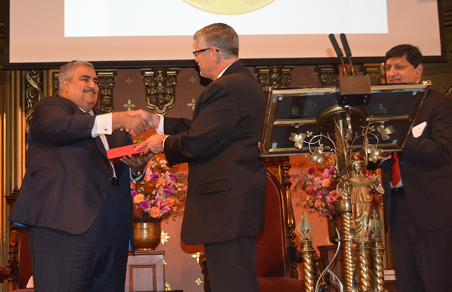 RCA apresenta o primeiro prêmio Samuel Zwemer ao Rei do Bahrain