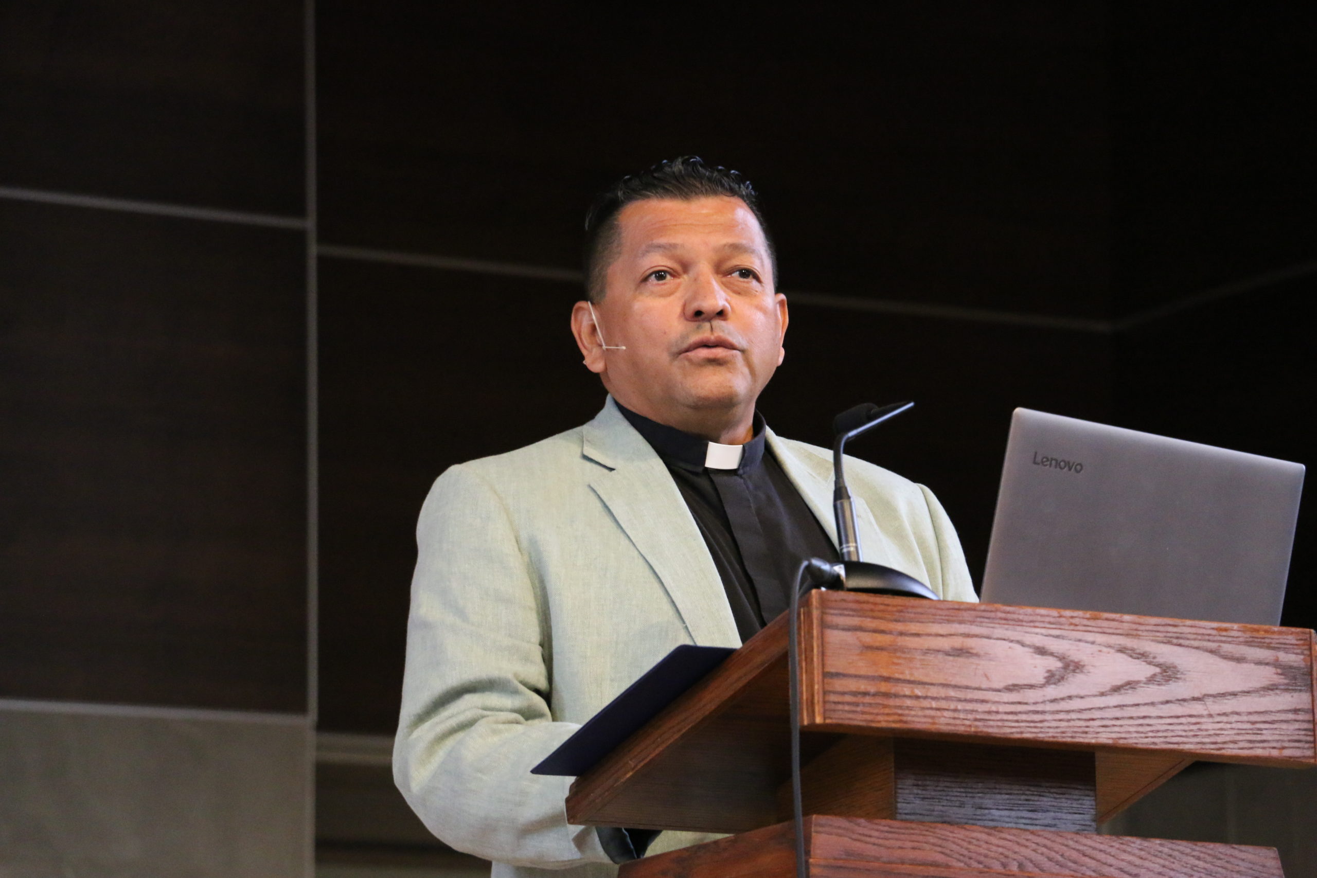 Pedro Agudelo preaching in a bi-lingual service
